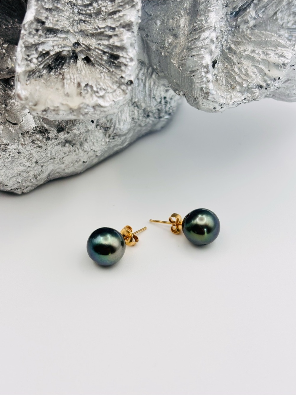 Tahitian Black Pearl Earrings in 14k Gold - 8-9mm